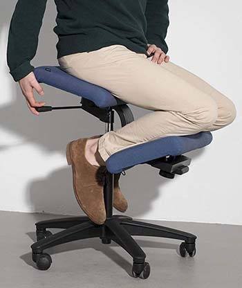 An image of Varier Wing Balans Kneeling Chair in Blue color